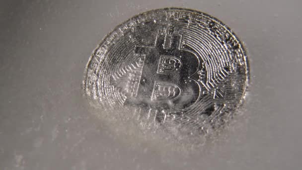 シルバービットコイン 青い氷の中で凍結されたビットコインオンラインデジタル通貨 ブロックチェーン 暗号市場の暴落の概念 凍結された暗号マネー 減価償却 — ストック動画
