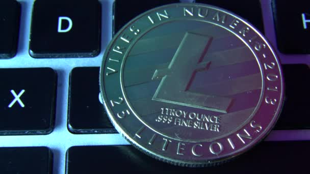 Circle Litecoin Lite Mynt Ovanpå Datorns Tangentbord Knappar Digital Valuta — Stockvideo