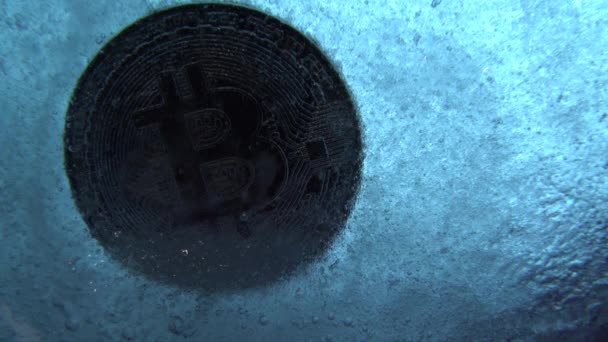 Bitcoin Plata Moneda Bits Moneda Digital Línea Congelado Hielo Azul — Vídeos de Stock