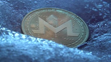 Altın Monero sikke, mavi buz dondurulmuş online dijital para birimi. Blok zinciri kavramı, kripto piyasa çökmesi. Dondurulmuş kripto para, amortisman