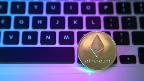 Bilgisayar Klavye Düğmelerinin Üstündeki Daire Ethereum Sikkesi Dijital Para Birimi — Stok video