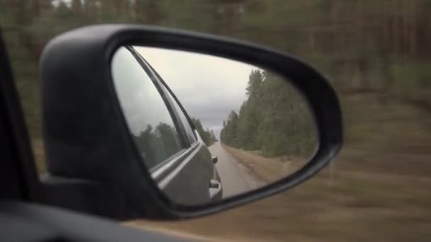 Widok Tyłu Lusterka Samochodowego Drodze Przyrodzie Pochmurny Dzień Jazda Przez — Wideo stockowe