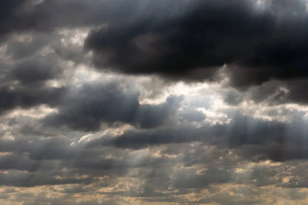 Dramatic sky panorama with sun rays between clouds. Idyllic sun beams cloudscape backdrop. Majestic cloud scenery — Stock Photo, Image
