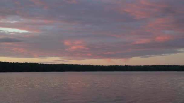 Lugn Kväll Vid Sjön Med Brinnande Himmel Och Skog Bakgrunden — Stockvideo