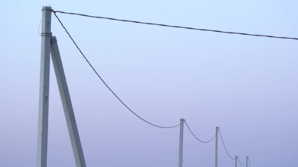 黄昏时分村里的旧混凝土电线杆 带有高压电缆和五颜六色的黎明天空背景的生锈电话杆 — 图库视频影像