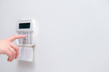 Bir dairenin alarm sistemi şifresi ne girerken kadın el, iş yeri ofisi. Kauçuk ve hırsıza karşı gözetim ve koruma konsolu
