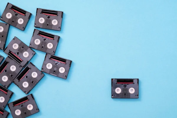 Mini cassette DV vintage utilisée pour filmer en une journée. Modèle en bandes vidéo en plastique sur fond bleu — Photo