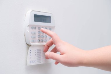 Bir dairenin alarm sistemi şifresi ne girerken kadın el, iş yeri ofisi. Kauçuk ve hırsıza karşı gözetim ve koruma konsolu
