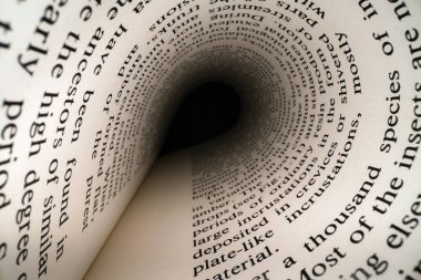Kitap konseptinin içinde. Latin harfleri ve siyah dramatik ışık ile bir tünel şeklinde, perspektif kitap sayfası üzerinde kelimeler. Eğitim, bilgi kavramı