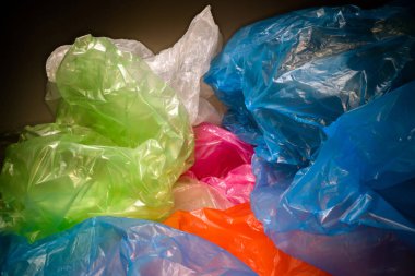 Tek kullanımlık plastik torbaarka plan. Hafif şeffaf, yeniden kullanılabilir plastik atık. Çöp torbaları, plastik geri dönüşüm, çevre sorunları