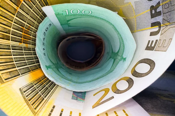 Dentro del túnel del dinero. Vista de perspectiva abstracta de los billetes en euros enrollados en un tubo. Ahorro e inversión de dinero — Foto de Stock