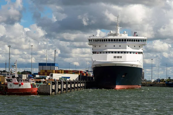 Big freighter or cruise ship loading at the harbor. Industrial container ship at terminal. Exporting products on a global scale — Stock Photo, Image