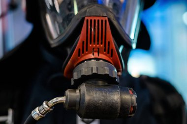 Oksijen maskesi takan itfaiyecilere yaklaş. Coronavirus tehlike bölgesi, enfeksiyon kapma korkusu. Solunum cihazı kullanılıyor