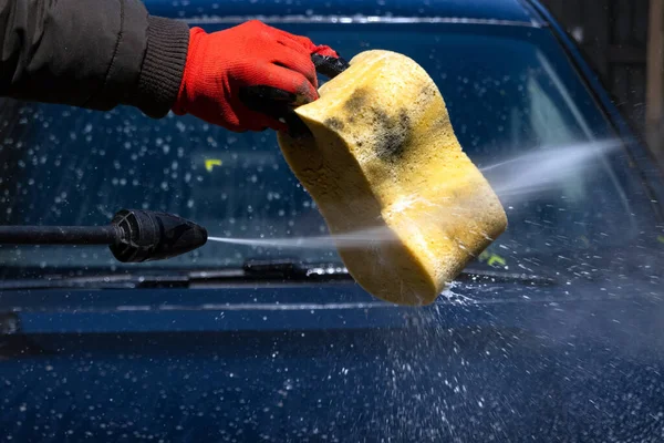 Sprzątanie Samochodu Wysokim Ciśnieniem Wody Podwórku Modląc Się Wodą Żółtej — Zdjęcie stockowe