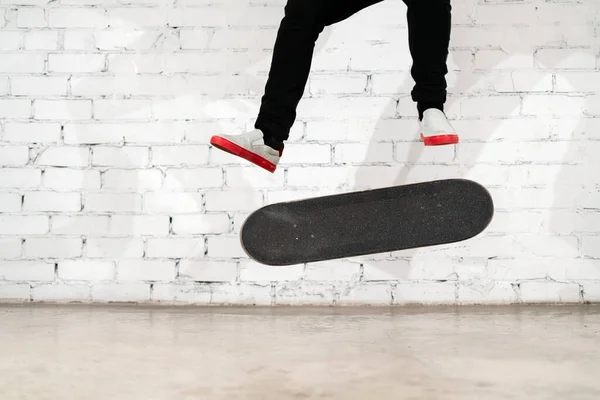 Skateboardista Provádějící Skateboard Trik Kopat Flip Betonu Olympijský Sportovec Cvičí — Stock fotografie