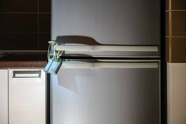 Buzdolabına Kilitle Buzdolabında Asılı Metal Asma Kilit Geceleri Yemek Yeme — Stok fotoğraf