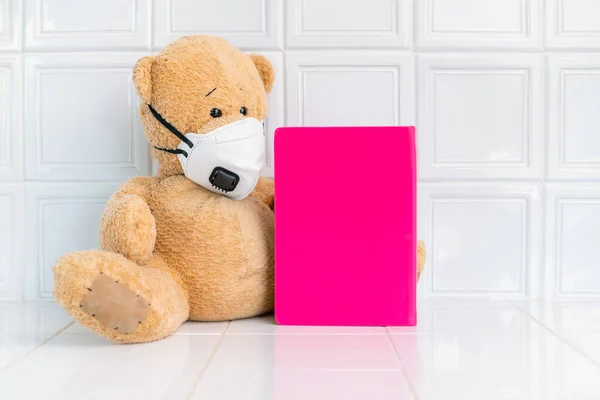 Urso Pelúcia Com Máscara Facial Livro Apontamentos Rosa Sobre Fundo — Fotografia de Stock