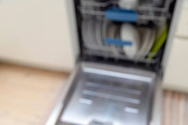 オープン食器洗浄機を表示します 食器洗い機で台所用品の完全な棚のソフトフォーカス — ストック写真