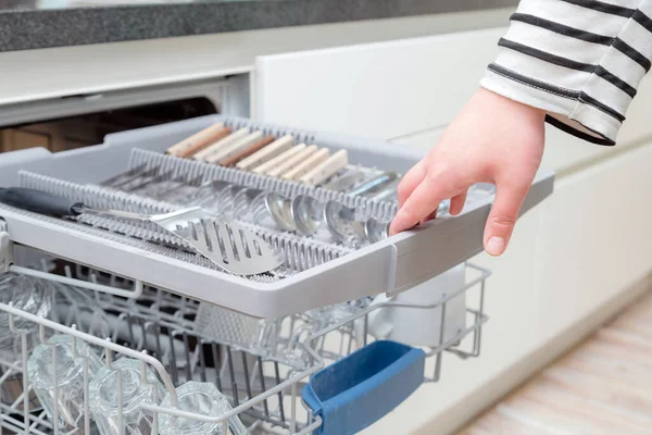 Close Mão Descarregando Máquina Lavar Louça Cozinha Tomada Pessoa Aparelhos — Fotografia de Stock