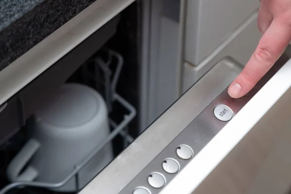 Feche Dedo Pressionando Botão Iniciar Máquina Lavar Louça Cozinha Máquina — Fotografia de Stock