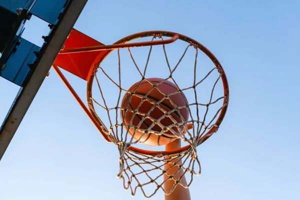 Competencia Baloncesto Callejero Primer Plano Bola Cayendo Aro Juego Juventud — Foto de Stock