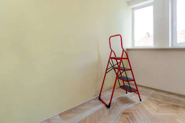 粉刷墙壁前用梯子把房间腾空 硬木地板上的纤维素保护 家庭翻新 — 图库照片