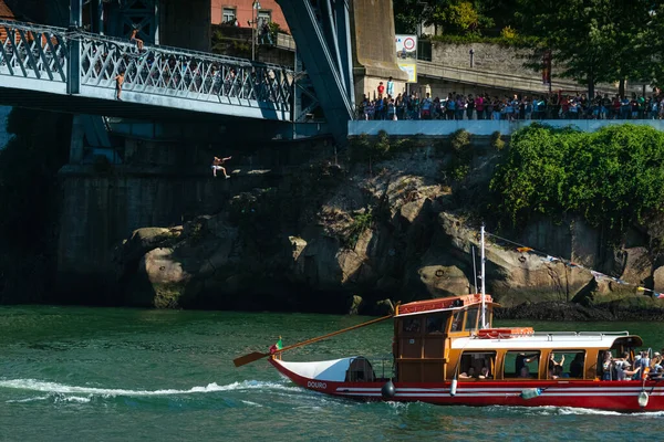 Porto Portugal June 2019 Kids Jumping Historic Luis Bridge Dauro — Stock Photo, Image