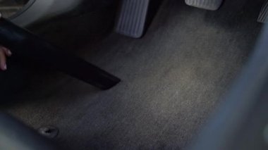 Araba yıkamada içeriyi süpürüyor. Temizlik servisi. Aracın içindeki elektrikli süpürgeyi kapat.