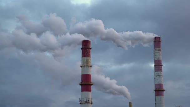 Sötét Mérgező Füstfelhők Jönnek Gyárkéményből Régi Ipari Erőmű Által Okozott — Stock videók