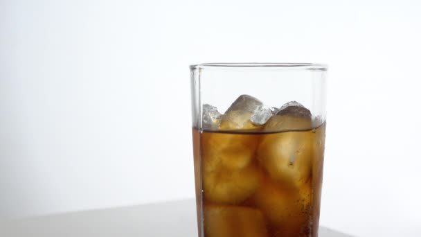 Refrescante Cola Fría Vertiendo Vaso Con Hielo Sobre Fondo Blanco — Vídeos de Stock