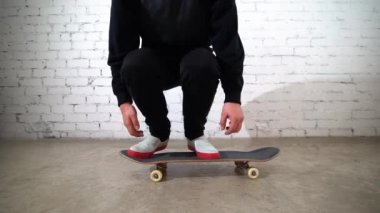 Kaykaycı kaykay numarası yapıyor. Betonun üzerindeki ollie. Atlama antrenmanı yapan sporcu, yarışmaya hazırlanıyor. Ekstrem spor, gençlik kültürü, şehir tarzı