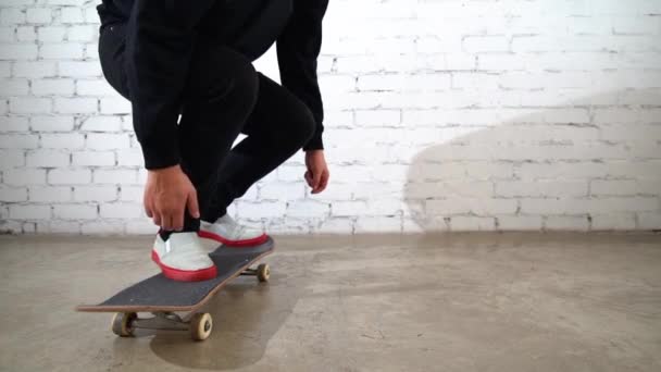 Skateboardåkare Utför Skateboard Trick Pop Shuv Det Betong Idrottare Öva — Stockvideo