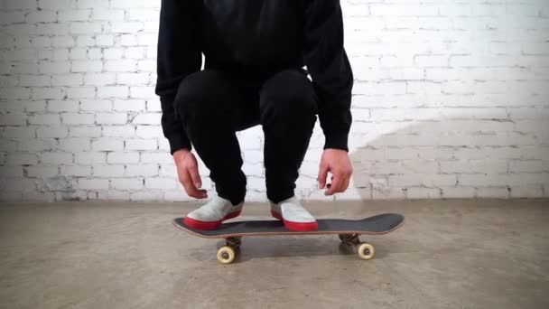 Skateboardista Předvádí Skateboard Trik Ollie Betonu Sportovec Cvičí Skok Připravuje — Stock video