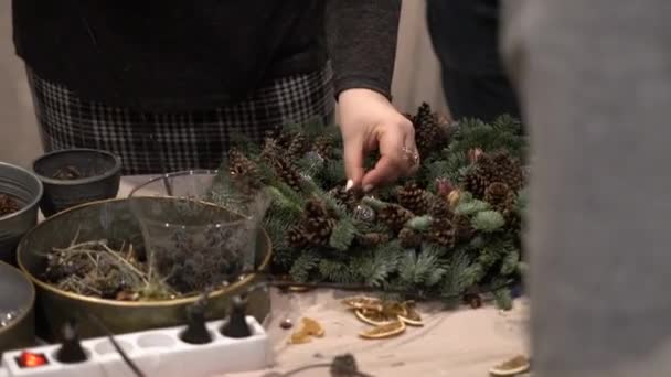 Werkstatt Für Das Weben Von Weihnachtskranzen Frauenhände Schmücken Adventskranz Aus — Stockvideo