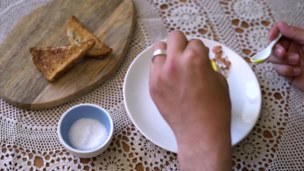 Primer Plano Comer Huevo Hervido Sabroso Una Taza Con Cuchara — Vídeos de Stock