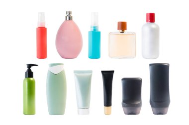Boş şampuan çeşitleri, el kremi, parfüm, duş jeli, deodorant şişeleri beyaz arka planda izole edilmiş etiketler olmadan.