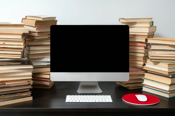 Ordenador Escritorio Rodeado Pilas Libros Sobre Mesa Concepto Estudiar Online — Foto de Stock