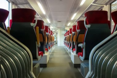 Boş tren koltukları. Tren vagonunda kimse yok..