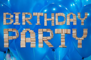Şişme balonların arka planında doğum günü partisi mesajı. Neşeli doğum günü mektupları