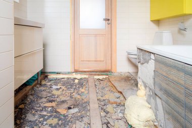 Yeni fayanslar döşenmeden önce banyo manzarası. Banyo yenileme konsepti, ev tadilatı. Kimse.