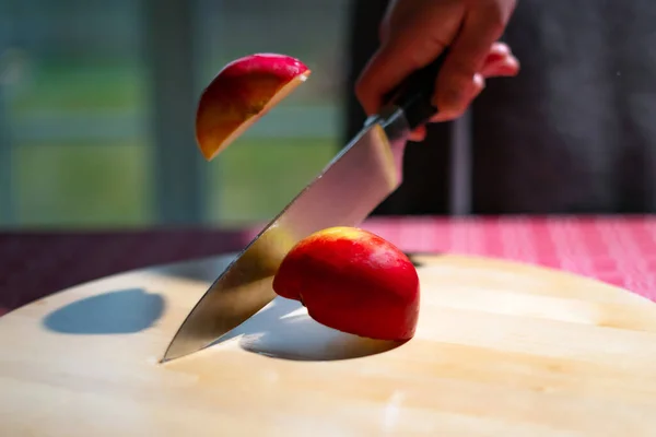 Закрыть Руку Шеф Повара Разрезающего Яблоко Пополам Кухонным Ножом Столе — стоковое фото