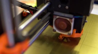 Otomatik üç boyutlu 3D yazıcı ürün oluşturmayı gerçekleştirir. Modern 3D baskı veya katkı maddesi üretimi ve robot otomasyon teknolojisi