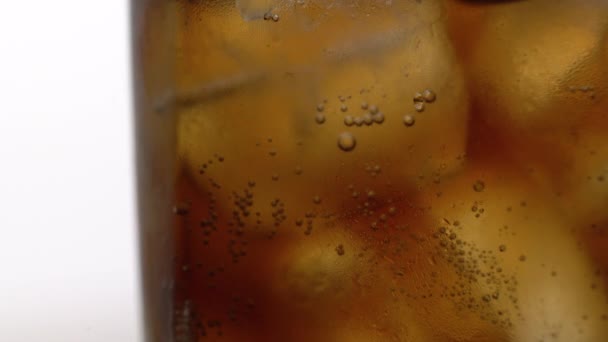 Zblízka Záběr Bublin Stoupající Cola Sklenice Ledem Makro Záběr Syceného — Stock video