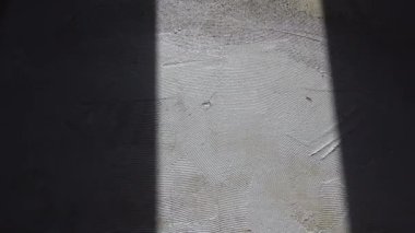 İçerideki su izolasyonunun soyut görüntüsü. Su geçirmez doku. Su geçirmez banyo zemini. Ev tadilatı ve iyileştirme. Kimse.