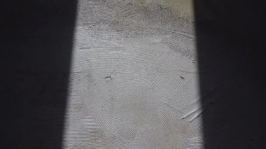 İçerideki su izolasyonunun soyut görüntüsü. Su geçirmez doku. Su geçirmez banyo zemini. Ev tadilatı ve iyileştirme. Kimse.