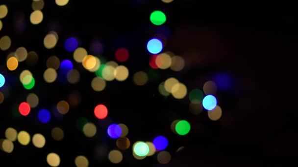 Közelről Kéz Megosztása Karácsonyi Ajándékok Színes Bokeh Labdák Háttérben Csomagolt — Stock videók