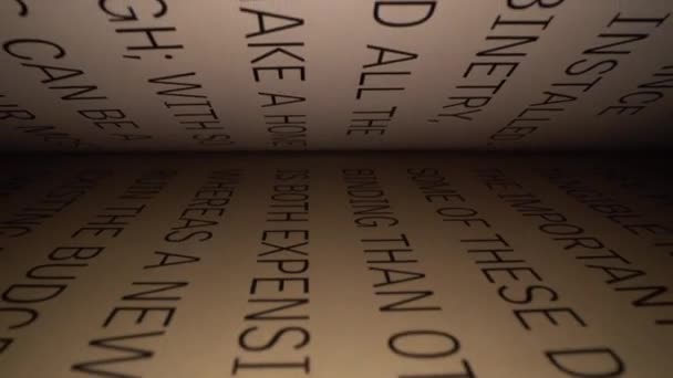 カメラの文字の間に本の中にスライドのドリーショット 黒劇的な背景を持つオープンブック上のラテン文字や単語 知識の概念 — ストック動画