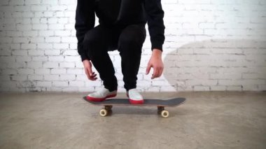 Kaykaycı kaykay numarası yapıyor. Betonun üzerindeki ollie. Atlama antrenmanı yapan sporcu, yarışmaya hazırlanıyor. Ekstrem spor, gençlik kültürü, şehir tarzı