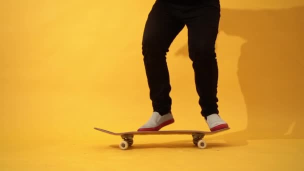 Skateboardåkare Utför Skateboard Trick Sparka Flip Studion Idrottare Tränar Stunt — Stockvideo