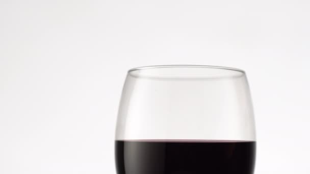 Наливаю Красное Вино Бокал Вид Сверху Вино Полное Алкогольных Напитков — стоковое видео
